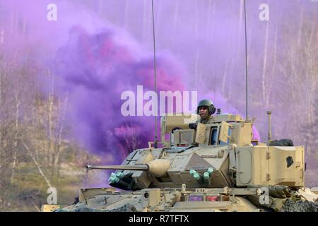 Des soldats américains affectés au chaos Company, 1-68 Armor Battalion conduite de tir réel au niveau de la section dans le cadre d'un exercice de combat militaire conjointe avec les soldats estoniens du 04-06 avril, 2017 dans le domaine de la formation centrale estonienne près de Tapa, l'Estonie. Des soldats de l'1-68 Armor bataillon, basée à Fort Carson, Colorado, participent à une rotation d'accroître les capacités des Forces de défense de l'Estonie dans le cadre de l'opération dirigée par l'OTAN et résoudre l'Atlantique. L'Atlantique, l'opération dirigée par l'américain en Europe de l'Est, témoigne de l'engagement des États-Unis à la sécurité collective de l'OTAN et dévouement à l'e Banque D'Images