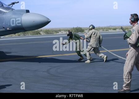 Les Marines américains à l'appui d'armes et tactiques - Instructeur (WTI) 2-17 préparer pour faire le plein d'un AV-8B Harrier à un point de ravitaillement en armement de l'avant et à l'Aérodrome de Laguna, , Yuma en Arizona, le 11 avril 2017. Le WTI est une formation de sept semaines événement organisé par MAWTS-1 cadets qui met l'intégration opérationnelle des six fonctions de l'aviation du Corps des Marines à l'appui d'une masse d'Air Maritime Task Force. MAWTS-1 fournit les tactiques avancées la formation et la certification des qualifications des instructeurs de l'unité à l'appui de l'aviation maritime et l'état de préparation de la formation et aide à l'élaboration et l'em Banque D'Images