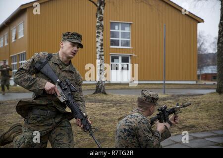 La Marine américaine lance le Cpl. Travis Miller, un carabinier avec force de rotation maritime 17,1 Europe (MDL-E), se précipite pour une position avancée au cours d'un exercice de patrouille à Værnes Garnison, la Norvège, le 6 avril 2017. MRF-E Marines menées au niveau de l'équipe de patrouille les exercices. MRF-e conserve la compétence d'infanterie comme l'élément déployées à l'avant en Europe. Banque D'Images