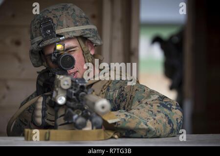 La Marine américaine lance le Cpl. Christopher, Holloman fusilier marin avec force de rotation (17,1 MRF-E), les postes de la sécurité pendant un exercice d'attaque en équipe à Værnes Garnison, la Norvège, le 7 avril 2017. MRF-e a effectué la formation pour permettre aux Marines pour gagner le muscle de la mémoire pour des tâches d'exécution. MRF-E galvanise les corps des Marines longue et étroite relation avec les Forces armées norvégiennes. Banque D'Images