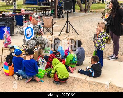 Le colonel Scott Sherretz, aumônier, 32e armée et la défense antimissile, lit l'histoire de Pâques à un groupe d'enfants soldats à Biggs Park, Fort Bliss, Texas, le 1 avril 2017. L'objectif est de rester prêts à aider les familles à l'intérieur et l'extérieur de l'élément de l'unité. Banque D'Images