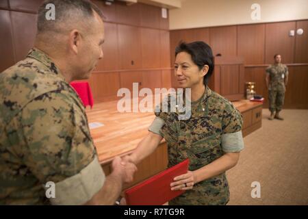 Le brig. Général Paul K. Lebidine (à gauche), ancien commandant général du 4ème Division de marines, présente les certificats de reconnaissance de la marine au Lieutenant-colonel Elizabeth D. Perez (à droite), un agent de gestion du matériel pour les Forces maritimes, au cours de la cérémonie de remise des prix à l'installation de soutien du Corps des marines de l'auditorium de la Nouvelle Orléans, le 7 avril 2017. Perez a reçu le prix pour son travail au sein de son unité précédente comme un officier de logistique, Maritime du bataillon logistique de combat 453, Régiment de logistique de combat 4, 4e Groupe logistique maritime. Banque D'Images