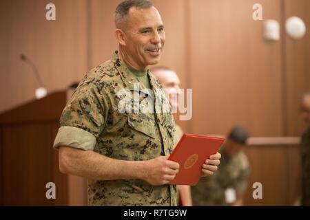 Le brig. Général Paul K. Lebidine, ancien commandant général du 4ème Division de marines, Forces maritimes, parle aux Marines américains à propos de son temps en tant que général commandant de la division à une cérémonie de remise de prix dans le Corps des Marines et de soutien l'auditorium, le 7 avril 2017. Lebidine a rejoint le Corps des Marines en 1984 et déplacé à la Marine Corps Reserve deux ans plus tard. L'Lebidine décorations personnelles : la Légion du Mérite, de l'Étoile de bronze, Médaille du service méritoire, et du Combat de ruban. Banque D'Images