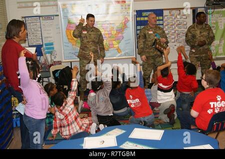 (De gauche à droite, debout) Première année d'enseignant Mme Diana Herndon, Sgt. Nick Orlick, le Major Jonwayne Lindsey, et Sgt. 1re classe Kevin Johnson jouer des jeux avec 2 e année de l'école primaire de Southampton à la journée d'orientation à Richmond, Virginie, le 31 mars 2017. Le jeu était de nommer un travail qui ne peut pas être trouvé dans l'armée des États-Unis. Une petite fille deviné ballerine et a gagné le sac Lindsey est tenue. Banque D'Images