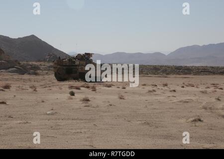 Des soldats américains affectés au 3e Bataillon, 69e Régiment d'armure, les mouvements à l'intérieur d'une manœuvrabilité conduite M1A2 Abrams char de combat principal au cours de l'action décisive 17-05 Rotation au Centre National d'entraînement à Fort Irwin, en Californie, Avril 2nd, 2017. Banque D'Images