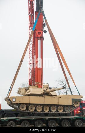 Un M1A2 Abrams tank est éteint chargés depuis un véhicule de transport près de Galati, Roumanie, Avril 5, 2017 pour les prochains exercices de tir réel avec des soldats américains et des forces terrestres de la Roumanie . Les soldats américains qui feront fonctionner le réservoir sont de la Compagnie Charlie, 1er Bataillon, 8e Régiment d'infanterie, 3e Brigade Combat Team, 4e Division d'infanterie. La formation conjointe aura recours à un système de ciblage nouvellement installée, qui peut déplacer une silhouette réservoir cible à une vitesse de 20 milles à l'heure pour jusqu'à 340 mètres. Banque D'Images