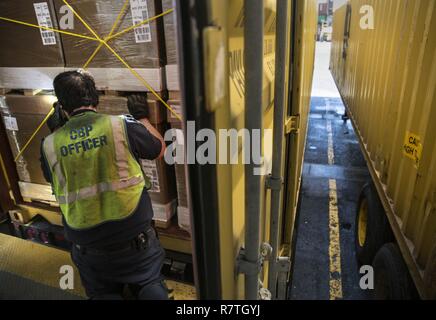 Le U.S. Customs and Border Protection, Bureau des opérations de terrain, Spécialiste en agriculture Timothy Morris recherche les insectes et les plantes envahissantes qui peuvent avoir attelé un trajet à partir d'une expédition outre-mer au Port de Baltimore à Baltimore, Maryland, le 4 avril 2017. U.S. Customs and Border Protection Banque D'Images