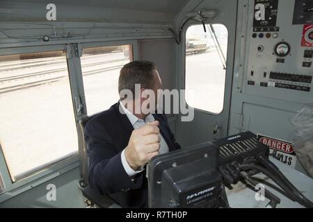 Bryan H. Wood, commandant adjoint, les installations et la logistique, le sifflet retentit lors de la sauvegarde de la locomotive de l'armée américaine utilisée pour déplacer les trains autour de la cour de l'exploitation ferroviaire sur l'Yermo Annexe du Marine Corps Base Barstow, le 4 avril. La base possède le plus grand chantier dans l'ensemble du Ministère de la défense et est vitale pour l'équipement mobile à et de la base ainsi qu'à la formation à l'Armée Centre national de formation à Fort Irwin. Banque D'Images