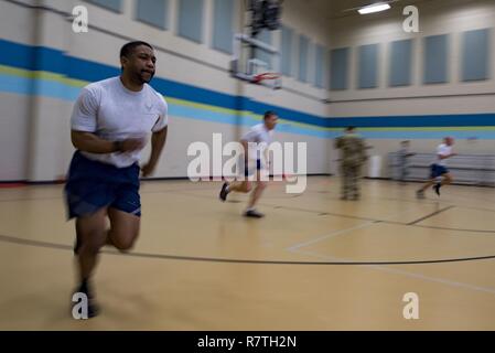 Les cadres supérieurs de l'US Air Force Airman Terrence Crenshaw, 19e Escadron de soutien de l'air Technicien d'entretien des véhicules au cours de la partie de l'agilité de sprints d'une évaluation de la compétence des forces armées allemandes, le 5 avril 2017, à Fort Campbell, Kentucky. D'améliorer leur capacité de travailler ensemble en lieux de déploiement, les membres de la Force aérienne allemande s'est rendu à Fort Campbell pour la formation et l'exercice avec le 19ème ASOS. Bien qu'à Fort Campbell, l'aviation allemande ont accueilli une évaluation de la compétence des forces armées allemandes pour les aviateurs composé d'armes à feu de tir, natation, exercices d'agilité et d'une marche avec sac à dos Banque D'Images