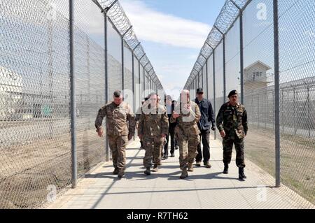 Le Major-général Neil Thurgood, commandant adjoint du Commandement de la transition conjointe de la sécurité - Afghanistan, visite le Centre de détention Prison nationale afghane - Parwan au sein d'une équipe de soutien résolu. Banque D'Images