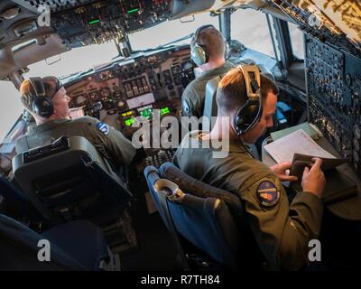 L'équipage de l'US Air Force à partir de la 961e Airborne Air Control Squadron exploiter un aéronef E-3 Sentry 28 mars 2017, en volant pendant un exercice sur l'océan Pacifique. L'AACS 961E est un prêt au combat E-3 Sentry Airborne fournissant de l'escadron de commandement et de contrôle, de surveillance, de détection et d'identification pour les commandants de l'information à l'appui des objectifs des États-Unis. Banque D'Images