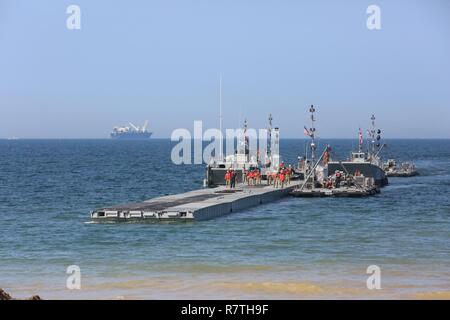 Des soldats du 331 Compagnie de transport (Causeway), 11e bataillon de transport, 7e brigade expéditionnaire de transport - stockage des Trident jetée à Dogu Beach en avril 2017, 7 Pohang. La jetée est une composante de la logistique interarmées sur-le-Shore aspect de l'Exercice Opération Pacific Reach '17 qui aura lieu du 10 au 21 avril. Banque D'Images