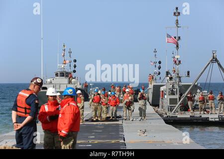 Des soldats du 331 Compagnie de transport (Causeway), 11e bataillon de transport, 7e brigade expéditionnaire de transport - stockage des Trident jetée à Dogu Beach en avril 2017, 7 Pohang. La jetée est une composante de la logistique interarmées sur-le-Shore aspect de l'Exercice Opération Pacific Reach '17 qui aura lieu du 10 au 21 avril. Banque D'Images