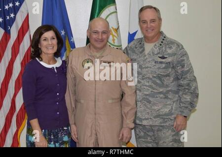 Le lieutenant-colonel Richard Rubin, 92e Escadron en médecine aérospatiale, médecin de l'pose pour une photo avec le général Mark A. Welsh III, ancien chef d'état-major de l'Armée de l'air, et sa femme. Rubin a découvert un nouveau syndrome appelé la déficience visuelle et de la pression intracrânienne foetal alors qu'il travaillait pour la NASA entre 2006 et 2009. Banque D'Images