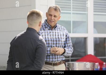 Le Cpl. Harry Willard Jr., droite, parle de Brig. Le général Matthew Glavy lors d'un rassemblement pour un prix d'acceptation à Marine Corps Air Station Cherry Point NC, le 22 mars 2017. Glavy a accueilli le rassemblement pour présenter les membres de la 2e bande aéronautique Marine avec le Colonel George S. Howard Citation de l'excellence musicale Concert militaire pour les bandes, le Colonel George S. Howard Citation de l'excellence musicale Concert militaire pour bandes et la performance live de l'année. La 2ème bande MAW détient une réputation de l'excellence professionnelle comme ils consacrent d'innombrables heures à la fois la musique et la communauté. Banque D'Images