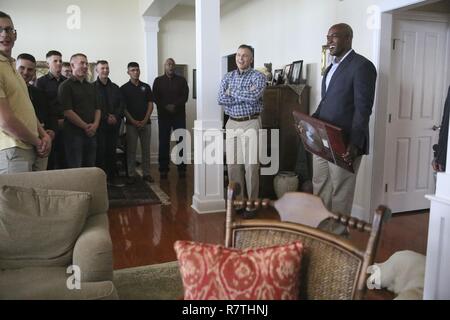 Membres de la 2e bande aéronautique Marine et Brigue. Le général Matthew Glavy, centre, se rassemblent pour un prix d'acceptation à Marine Corps Air Station Cherry Point NC, le 22 mars 2017. Glavy a accueilli le rassemblement pour présenter les membres du groupe avec le Colonel George S. Howard Citation de l'excellence musicale Concert militaire pour les bandes, le Colonel George S. Howard Citation de l'excellence musicale Concert militaire pour bandes et la performance live de l'année. La 2ème bande MAW détient une réputation de l'excellence professionnelle comme ils consacrent d'innombrables heures à la fois la musique et la communauté. Glavy est le comman Banque D'Images