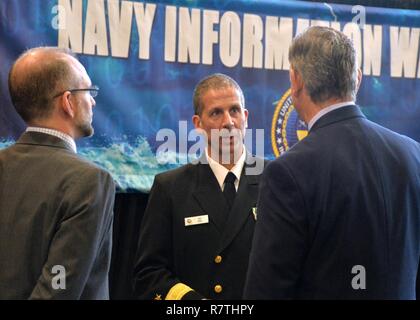 National Harbor, MD (avr. 4, 2017) Arrière Adm. Carl Chebi, Directeur général (PEO), Commandement, Contrôle, Communications, Informatique et Renseignement (C4I) et des systèmes spatiaux de PEO se réunit avec les participants de la conférence à la suite de sa brève dans la marine La guerre de l'Information Pavilion Theatre à la mer 2017, l'air et l'espace exposition (SAS). Le pavillon de la guerre de l'information est présentée par un partenariat entre le Bureau de l'administrateur en chef des opérations navales de la guerre de l'information (OPNAV N2N6) ; commandant de la flotte américaine commande Cyber/Commander, U.S. 10e flottille (CFCC/C10F) ; Space and Naval Warfare Systems Co Banque D'Images