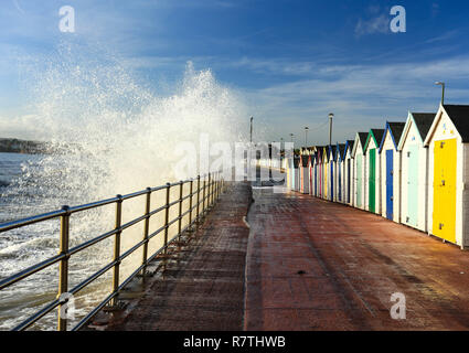 Cabines colorées dans summer storm sur Preston sands Paignton Banque D'Images