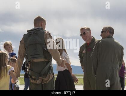 Le colonel Brian McCarthy (centre-droit), commandant du Groupe de la 366e, se félicite de son retour accueil aviateurs à Mountain Home Air Force Base, Texas, le 8 avril 2017. Les aviateurs de rentrer d'un déploiement de six mois dans le sud-ouest de l'Asie dans le cadre de fonctionnement inhérentes à résoudre. Banque D'Images