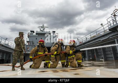 Une équipe de réserve de l'Armée américaine les utilisateurs de motomarines à partir de la 949e compagnie de transport, une unité spécialisée dans les opérations de motomarines et bateaux cargo, l'ingénierie, de répliquer un foret de lutte contre l'incendie pour une série de portraits et d'images illustrant leurs spécialités d'occupation militaire pendant une séance photo qui a eu lieu à bord d'un navire de soutien logistique à Baltimore (MD), les 7 et 8 avril 2017. Banque D'Images