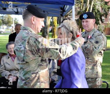 Comme le lieutenant général Stephen Lanza (droite), général commandant du I Corps applaudit, le général commandant de l'armée américaine (FORSCOM) Le général Robert B. Abrams (à gauche) présente la Décoration pour service civil distingué à Madeline Lanza, Avril 3, 2017 at Joint Base Lewis-McChord, dans l'État de Washington. Banque D'Images