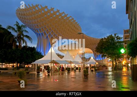 Plaza de la Encarnacion, le Metropol Parasol et kiosques d'artisanat, Séville, Andalousie, Espagne, Europe. Banque D'Images
