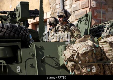 Le Sgt. Nathan Joachim (R), chef d'équipe, à partir de troupes Ghost, 2d, 2d de l'escadron de cavalerie de l'armée américaine, et son équipage sont prêts à déménager dans leur véhicule de combat Stryker le 26 mars 2017 à partir de Weissenfels, Allemagne après une exposition statique des véhicules. L'événement est un arrêt sur la route pour la Pologne, où l'Orzysz soldats participeront à une meilleure présence de l'avant. Banque D'Images