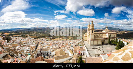 Une vue panoramique sur la vieille ville d'Olvera, Andalousie, Espagne avec l'église appelée "Nuestra Señora de la Encarnacion'. Banque D'Images