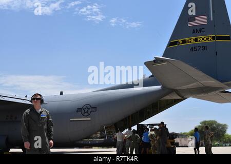 Le sergent de l'US Air Force. Zachariah, principales forces de sécurité 19 SÉCURITÉ Fly Away Team (FAST) membre, obtiendra un C-130J affecté à la base aérienne de Little Rock, Ark., 16 avril 2017, à Lima, au Pérou. Banque D'Images