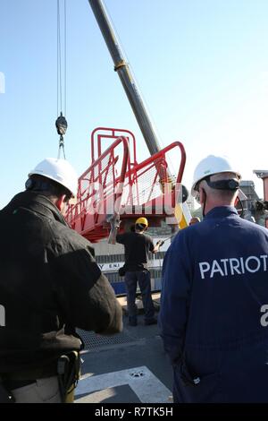 MARSEILLE, France - James Anderson, le USNS Trenton troisième officier, montres que le personnel du chantier naval Chantier Naval de Marseille, situé à l'intérieur du port de Marseille, France, refonte complète du travail le 4 avril. Trenton est une force expéditionnaire de transport rapide des navires, qui a pour mandat d'une période annuelle en cale sèche par l'American Bureau of Shipping. Banque D'Images