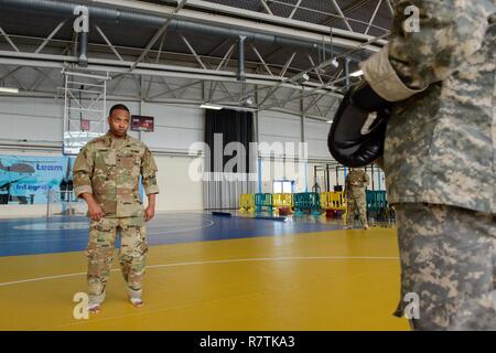 Le sergent de l'armée américaine. Mark Fisher, avec les Forces alliées du Nord de l'Europe (AFNORTH) Bataillon, fait face à son perforateur pour percer l'accrochage, au cours de laquelle il a de tenir son adversaire afin d'arrêter les poinçons entrants, pour une classe de niveau un combatives enseigné sur la base aérienne de Chièvres, Belgique, le 22 mars 2017. Bataillon d'AFNORTH, USANATO led Brigade cette classe ouverte aux forces militaires stationnées dans le Benelux. Banque D'Images