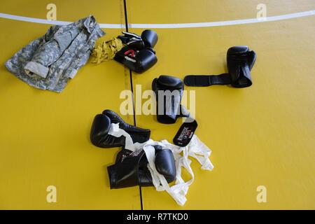 Vue de l'équipement porté par les instructeurs adjoints pour l'exercice, au cours de laquelle clinch leurs étudiants ont à tenir en vue d'arrêter les poinçons entrants, pour une classe de niveau un combatives enseigné sur la base aérienne de Chièvres, Belgique, le 22 mars 2017. Bataillon d'AFNORTH, USANATO led Brigade cette classe ouverte aux forces militaires stationnées dans le Benelux. Banque D'Images