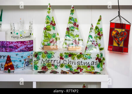 Noël Décoration verrerie sur stand au marché de Noël de Winchester, Winchester, Hampshire, Royaume-Uni en décembre Banque D'Images