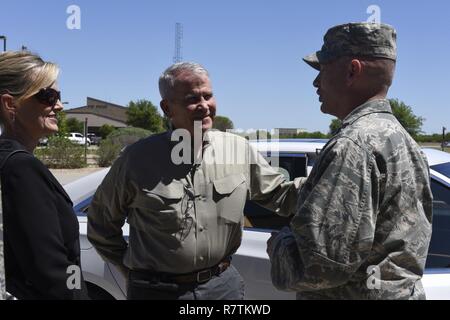 U.S. Marine Corps, le Lieutenant-colonel (retraité) Oliver North, parle aux U.S. Air Force Le Colonel Michael Downs, 17e Escadre, formation à Goodfellow Air Force Base, Texas, le 5 avril 2017. Visite du nord Goodfellow pour voir le feu d'étudiants de la formation. Banque D'Images