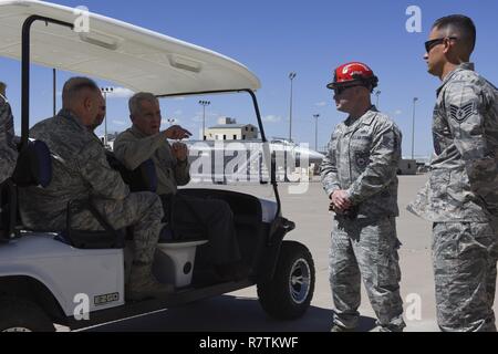 U.S. Marine Corps, le Lieutenant-colonel (retraité) Oliver North, parle d'un incendie la formation d'instructeurs dans l'Académie du feu sur Goodfellow Air Force Base, Texas, le 5 avril 2017. L'Amérique a vu différents types de scénarios de formation chaque étudiant doit réussir. Banque D'Images