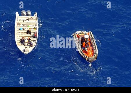 Un équipage du U.S. Coast Guard Cutter Fiabilité intercepter un bateau de contrebande de drogues dans l'océan Pacifique. La faucheuse l'équipage fiable sont retournés à leur port d'attache, Virginia Beach, Virginie, après une patrouille de deux mois de l'océan Pacifique le 4 mai 2017. Au cours de cette patrouille, l'équipage a saisi plus de 8 000 livres de cocaïne d'une valeur estimée de 122 millions de dollars qui seront utilisés comme preuve pour poursuivre les trafiquants présumés 19. Banque D'Images