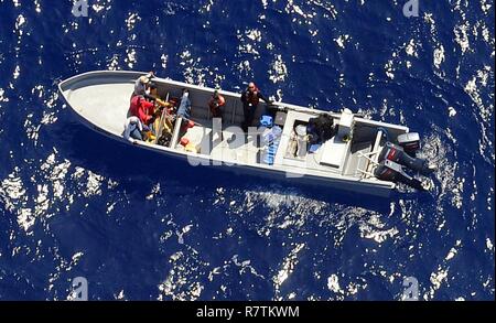Un équipage du U.S. Coast Guard Cutter Fiabilité intercepter un bateau de contrebande de drogues dans l'océan Pacifique. La faucheuse l'équipage fiable sont retournés à leur port d'attache, Virginia Beach, Virginie, après une patrouille de deux mois de l'océan Pacifique. Au cours de cette patrouille, l'équipage a saisi plus de 8 000 livres de cocaïne d'une valeur estimée de 122 millions de dollars qui seront utilisés comme preuve pour poursuivre les trafiquants présumés 19. Banque D'Images