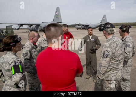 U.S. Air Force Senior Airman Anthony Miller, arrimeur, 327e Escadron de transport aérien, de façon critique la performance d'une équipe de transport aérien lors d'un exercice d'entraînement 2 avril 2017, à Little Rock Air Force Base, arche. Une équipe de l'antenne de 96e Escadron de Port est la formation pour soutenir la concurrence dans le port 2017 Dawg défi pour les professionnels de la mobilité aérienne, à Dobbins Air Reserve Base, Ga. Banque D'Images