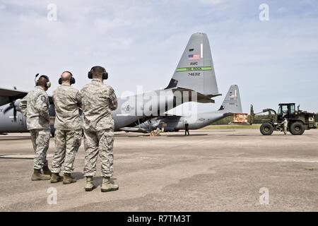 Les membres du 913e Escadron de maintenance sur l'apparence de haute direction en équipe à partir de la 96e escadre aérienne pratiques Port une On-Load Odd-Load/moteurs en marche (ERO) d'un C-130J Super Hercules au cours de la formation de l'unité assemblée générale (UTA) week-end 2 avril 2017, à Little Rock Air Force Base, arche. L'équipe sera en compétition cette année au Défi à Port Dawg Dobbins Air Reserve Base, Ga. Banque D'Images