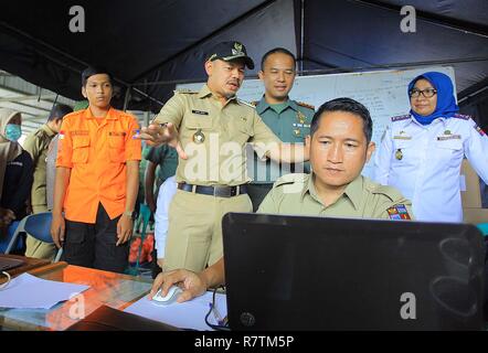 Bogor, Indonésie. Dec 10, 2018. Le maire de Bogor Bima Arya (à partir de la deuxième à gauche) a été vu avec la coordination de plusieurs officiers, après avoir visité un bâtiment endommagé-tornade (Jeudi, 6 décembre 2018). D'après les dernières données de chefs de village, il y avait environ 1 821 maisons endommagées touchés par la catastrophe. Credit : Adriana Adinandra/Pacific Press/Alamy Live News Banque D'Images