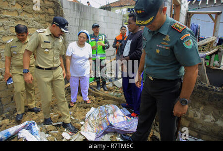 Bogor, Indonésie. Dec 10, 2018. Le maire de Bogor Bima Arya (à partir de la deuxième à gauche) a été vu se rendant sur un bâtiment endommagé par une tornade (Jeudi, 6 décembre 2018). D'après les dernières données de chefs de village, il y avait environ 1 821 maisons endommagées touchés par la catastrophe. Credit : Adriana Adinandra/Pacific Press/Alamy Live News Banque D'Images