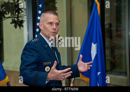 Maxwell AFB, Ala. - Université de l'air commandant et président Lieutenant général Steven Kwast préside l'aumônier de l'Armée de l'air du Collège Corps retour à l'accueil occupé par elle à partir de 1966-2010 dans le bâtiment 693 à Maxwell Air Force Base, Avril 3, 2017. Banque D'Images