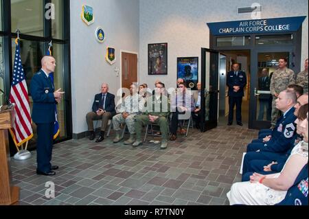 Maxwell AFB, Ala. - Université de l'air commandant et président Lieutenant général Steven Kwast préside l'aumônier de l'Armée de l'air du Collège Corps retour à l'accueil occupé par elle à partir de 1966-2010 dans le bâtiment 693 à Maxwell Air Force Base, Avril 3, 2017. Banque D'Images