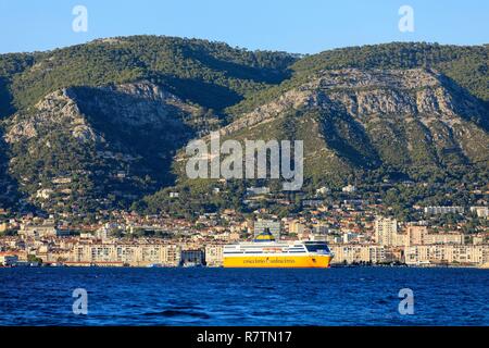 La France, Var, port de Toulon, bateau de Corsica Ferries Banque D'Images