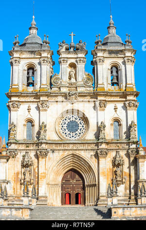 Façade du monastère d'Alcobaça, UNESCO World Heritage Site, Alcobaça, Portugal Banque D'Images