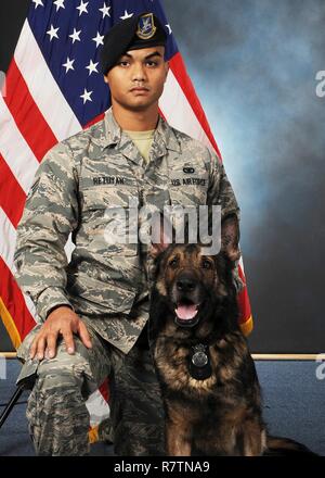 Retuyan Senior Airman Keith, 341e de travail militaire SFS de chien, et Aslan MWD, posent pour une photo à la Malmstrom Air Force Base, au Montana, Aslan était un berger allemand, né en janvier 2008 qui a été certifié comme un chien de détection d'explosifs le 8 juin 2010. Aslan a été affecté à la 341FS en décembre 2010 et réalisé plus de 9 500 heures pour la sécurité de l'installation ainsi qu'au service de l'État du Montana avec plus de 25 réponses à la bombe et un déploiement en Irak. Aslan a également appuyé le gouvernement fédéral et les organismes locaux d'application des lois à travers le pays dans de nombreuses missions explosives soutenir Banque D'Images