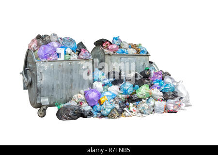 Les bennes à ordures et d'être plein de gros tas d'ordures dans des sacs poubelles bleu noir isolé sur fond blanc. Concept de l'écologie. Environnement La pollution Banque D'Images