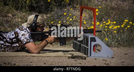 Le sergent du Corps des Marines des États-Unis. Martin Lucero, un concurrent de l'instructeur assigné à l'action du Corps des Marines, l'équipe de tir s'engage steel objectifs au cours de la Superstition Mountain Mystery 3 Concours des armes à Mesa, Arizona), le vendredi 24 mars 2017. 3-Gun est une discipline où les concurrents l'engagement de cibles dans des scénarios à l'aide unique, d'un fusil, et de pistolets ou une combinaison des trois. Le Corps des marines de l'équipe de tir d'action, basée à Base du Corps des Marines de Quantico, en Virginie, font concurrence à des compétitions partout aux États-Unis et à l'étranger. Banque D'Images