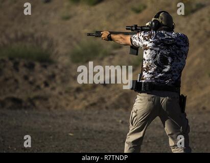 Le sergent du Corps des Marines des États-Unis. Martin Lucero, un concurrent de l'instructeur assigné à l'action du Corps des Marines, l'équipe de tir s'engage objectifs au cours de la Superstition Mountain Mystery 3-Gun compétition à Mesa (Arizona), le vendredi 24 mars 2017. 3-Gun est une discipline où les concurrents l'engagement de cibles dans des scénarios à l'aide unique, d'un fusil, et de pistolets ou une combinaison des trois. Le Corps des marines de l'équipe de tir d'action, basée à Base du Corps des Marines de Quantico, en Virginie, font concurrence à des compétitions partout aux États-Unis et à l'étranger. Banque D'Images