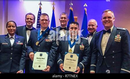 Membre de la Garde nationale aérienne du Missouri Le capitaine Jose Martinez, cinquième à partir de la gauche, reçoit la garde nationale aérienne 2016 Aumônier en suspens de l'année Samuel Stone Award à l'aumônier de l'US Air Force Corp Summit Awards Banquet dans San Antonio, Texas, le 29 mars 2017. De gauche à droite sur la photo sont capitaine principal Sgt. Noika Bechara, Air National Guard (ANG) de liaison aumônier à l'Air Combat Command, Brig. Lgén Steve Chisolm, adjoint au chef de l'US Air Force des aumôniers ; Maîtrise Le Sgt. Jarrett Permann, aumônier en suspens sous de l'année (Prix Minuteman) ; le colonel Terry Williams, et Banque D'Images